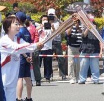 次の走者に聖火を繋ぐ高木里美さん