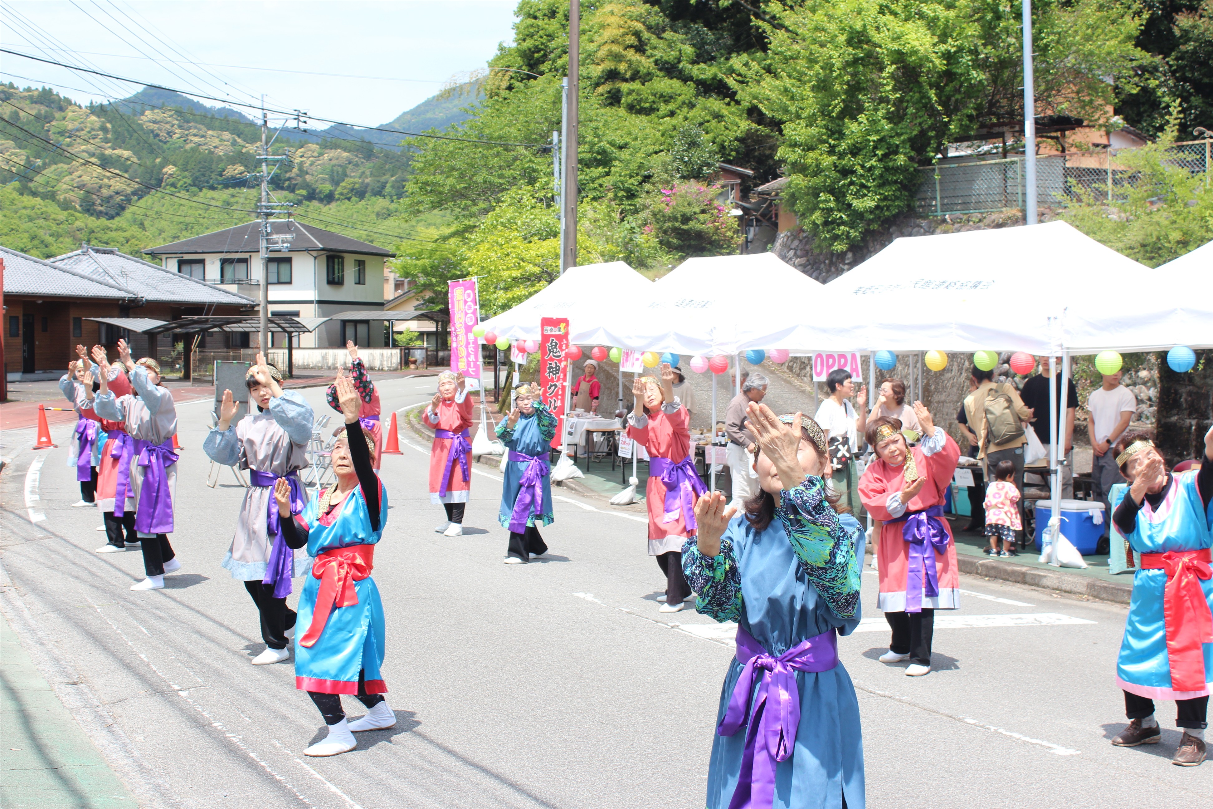 舞踊隊演舞