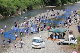 魚つかみどり大会(全景)
