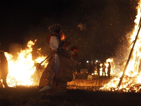迎え火の中の神楽